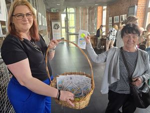 na zdjęciu Pani Izabela Pasek rozdaje w koszyku odblaski i ulotki