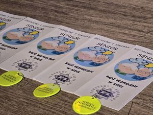 na zdjęciu ulotki z odblaskami