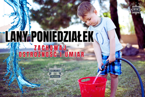 na zdjęciu chłopczyk nalewa wodę do wiadra