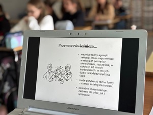 na zdjęciu laptop ze slajdem