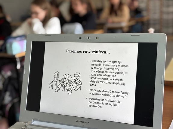 na zdjęciu laptop ze slajdem
