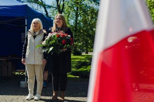 na zdjęciu II Zastępca PM z kwiatami