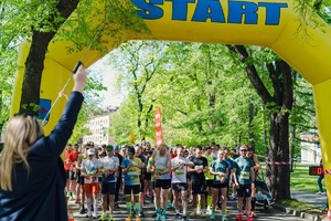 na zdjęciu start biegu z zawodnikami
