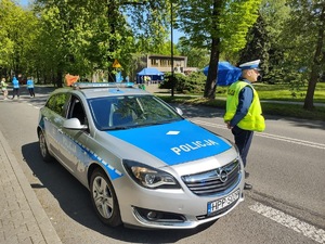 na zdjęciu radiowóz i policjant
