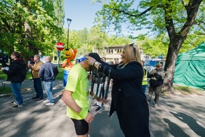 na zdjęciu II Zastępca wręcza medal