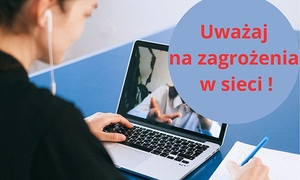 na zdjęciu osoba przed laptopem