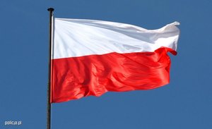 na zdjęciu flaga Rzeczypospolitej Polskiej
