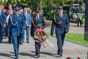 na zdjęciu delegacja mundurowych składa wiązankę przed pomnikiem