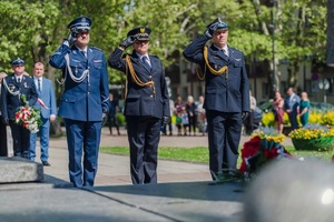na zdjęciu delegacja mundurowych oddaje cześć