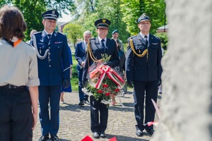 na zdjęciu delegacja mundurowych składa wiązankę pod Pomnikiem Wojciecha Korfantego