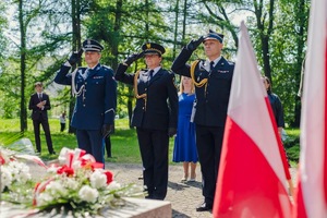 na zdjęciu delegacja mundurowych oddaje cześć