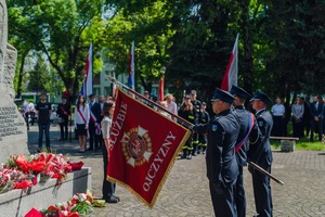 na zdjęciu delegacja strażaków ze sztandarem