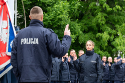 na zdjęciu policjant składający ślubowanie