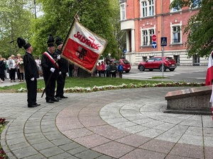 na zdjęciu sztandar góeników