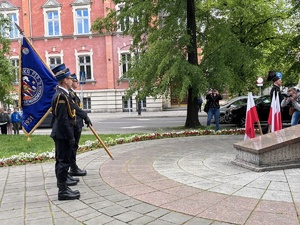 na zdjęciu sztandar strażaków
