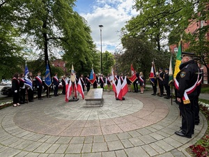na zdjęciu sztandary przy płycie