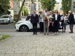 na zdjęciu władze miasta z kwiatami