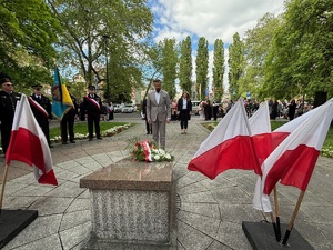 na zdjęciu Prezydent Miasta składa cześć przed płytą Grobu Nieznanego Żołnierza