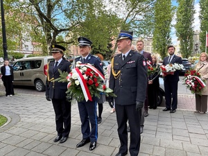 na zdjęciu delegacja służb mundurowych z wiązanką