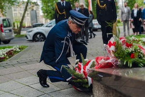 na zdjęciu szef policjantów składa wiązankę