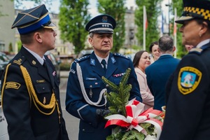 na zdjęciu Komendant Miejski Policji rozmawia z przedstawicielami innych służb