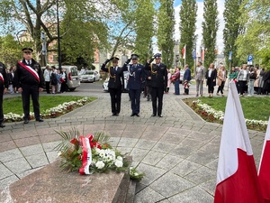na zdjęciu przedstawiciele służb mundurowych oddają hołd