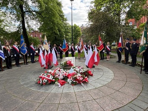 na zdjęciu sztandary przy płycie Grobu Nieznanego Żołnierza