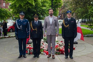 na zdjęciu zdjęcie grupowe Prezydenta miasta z przedstawicielami służb mundurowych