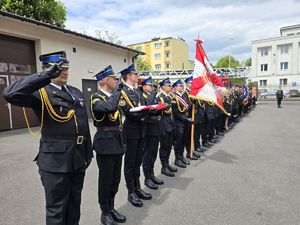 na zdjęciu szyk strażaków