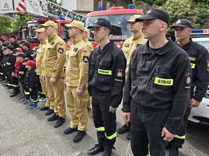 na zdjęciu strażacy
