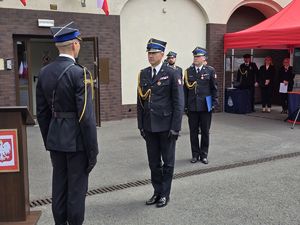 na zdjęciu złożenie meldunku