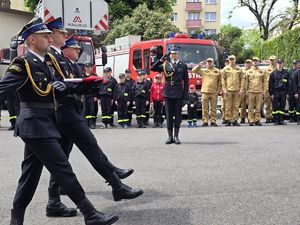 na zdjęciu poczet z flagą