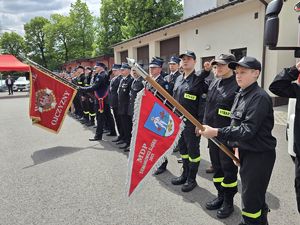 na zdjęciu poczet sztandarowy straży