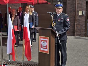 na zdjęciu komendant strażaków