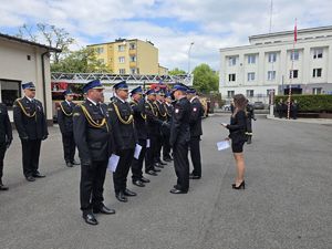 na zdjęciu wręczanie wyróżnień strażakom
