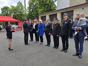 na zdjęciu wręczanie wyróżnień gosciom