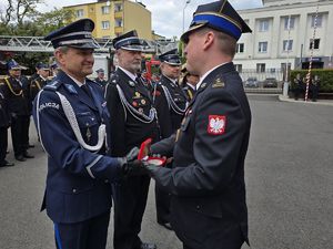 na zdjęciu komendant straży wręcza wyróżnienie komendantowi Policji