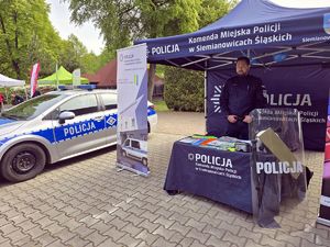 na zdjęciu policjant na stanowisku profilaktycznym