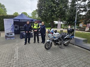 na zdjęciu policjanci przy stanowisku