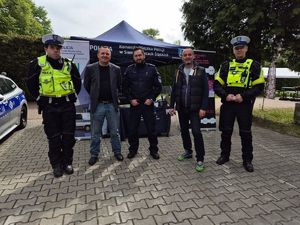 na zdjęciu policjanci i organizator na stanowisku profilaktycznym