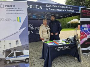 na zdjęciu policjant z organizatorka na stanowisku profilaktycznym