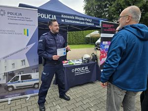 na zdjęciu policjant wręcza kopertę życia