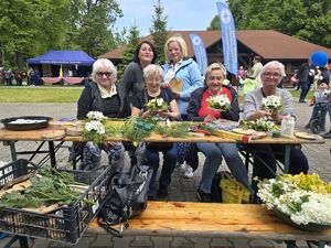 na zdjęciu zdjęcie grupowe na stanowisku florystycznym