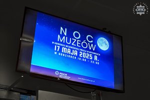 na zdjęciu grafika na ekranie multimedialnym napis noc muzeów