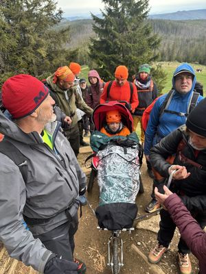 na zdjęciu Skarb w wózku i Szerpowie na trasie