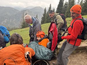 na zdjęciu Skarb w wózku i Szerpowie na trasie
