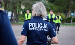 na zdjęciu policjantka przewodniczka psa