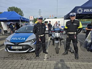 na zdjęciu policjanci z drogówki przy motorach