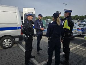 na zdjęciu policjanci rozmawiaja