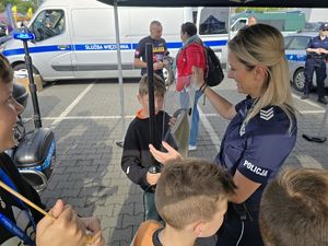na zdjęciu policjantka z dzieckiem